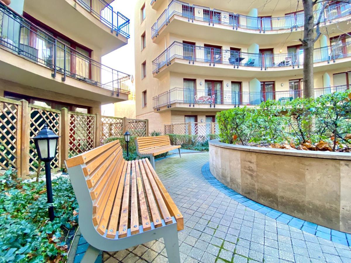 Downtown Vibe-Kiraly I Apts W Private Balcony ブダペスト エクステリア 写真